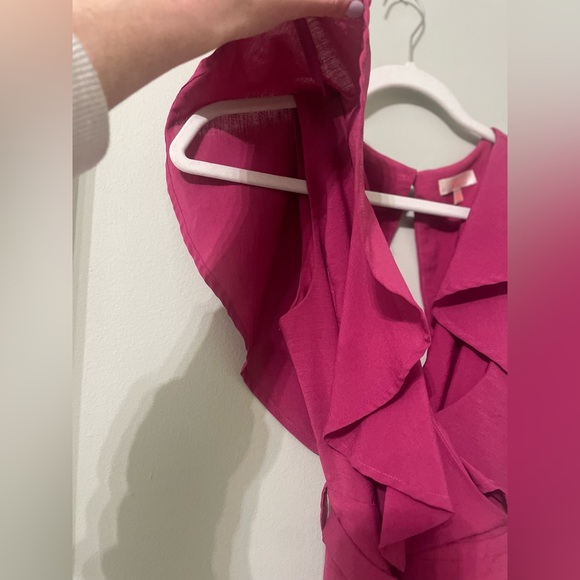 Short romper w/ feminine hem and neckline 💞 - Picture 3 of 3